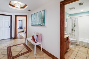 Combined shower/tub, towels - Family-friendly Tybee Island condo w/ pools, ocean views & walk to beach (Tybee Island)
