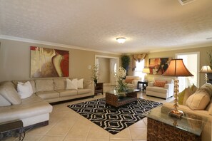 TV - Beautiful home located on the South End of Tybee Island! (Tybee Island)