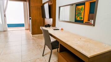 Standard Room, 1 King Bed | In-room safe, free WiFi, bed sheets