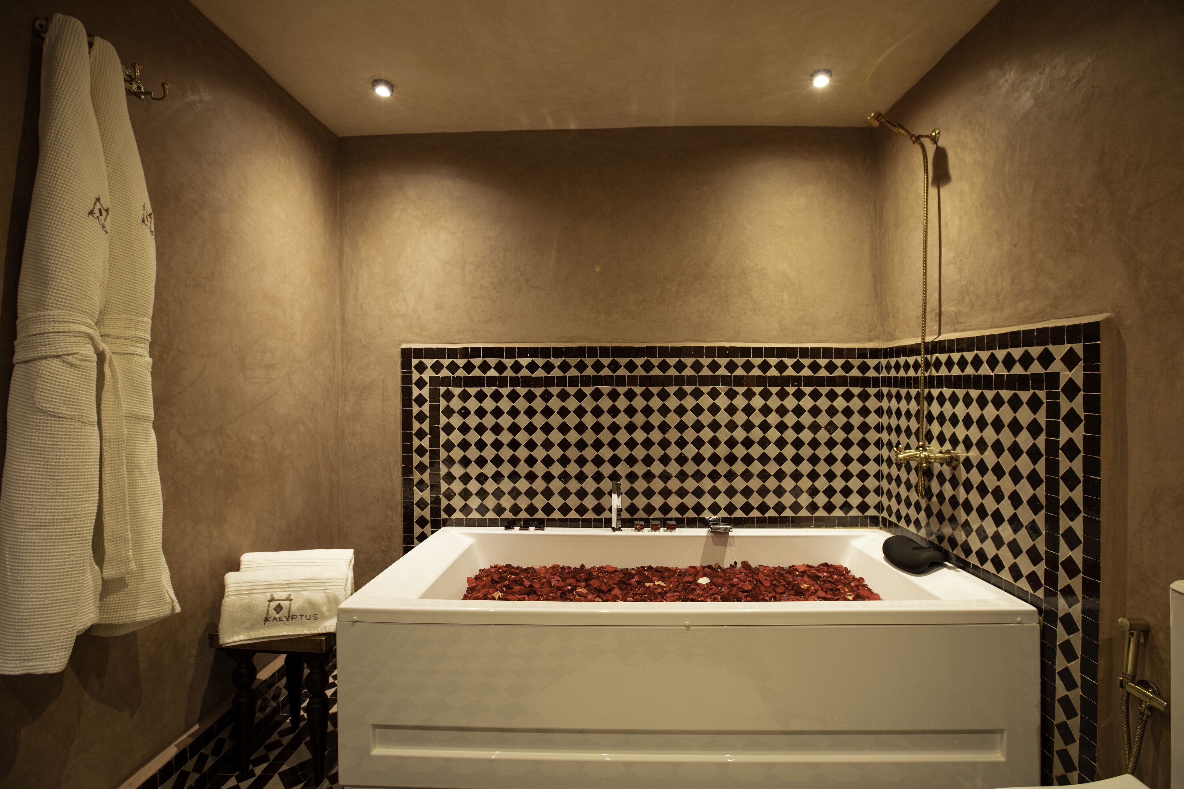 Ein Badezimmer mit Badewanne, Handtuchhalter und einer Wand mit Muster.