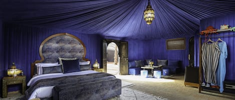 Prestige Tent with shower | VÀrdeförvaringsskÄp pÄ rummet, gratis wi-fi och sÀngklÀder