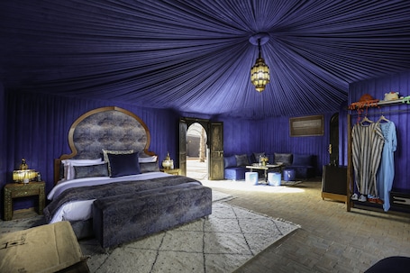 Prestige Tent with shower | In-room safe, free WiFi, bed sheets