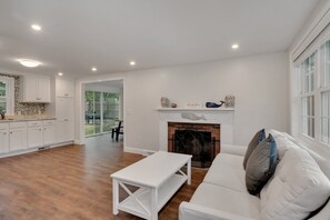 Smart TV - Cape Cod - Dennis Beach House - Walk to the Beach (Dennis)