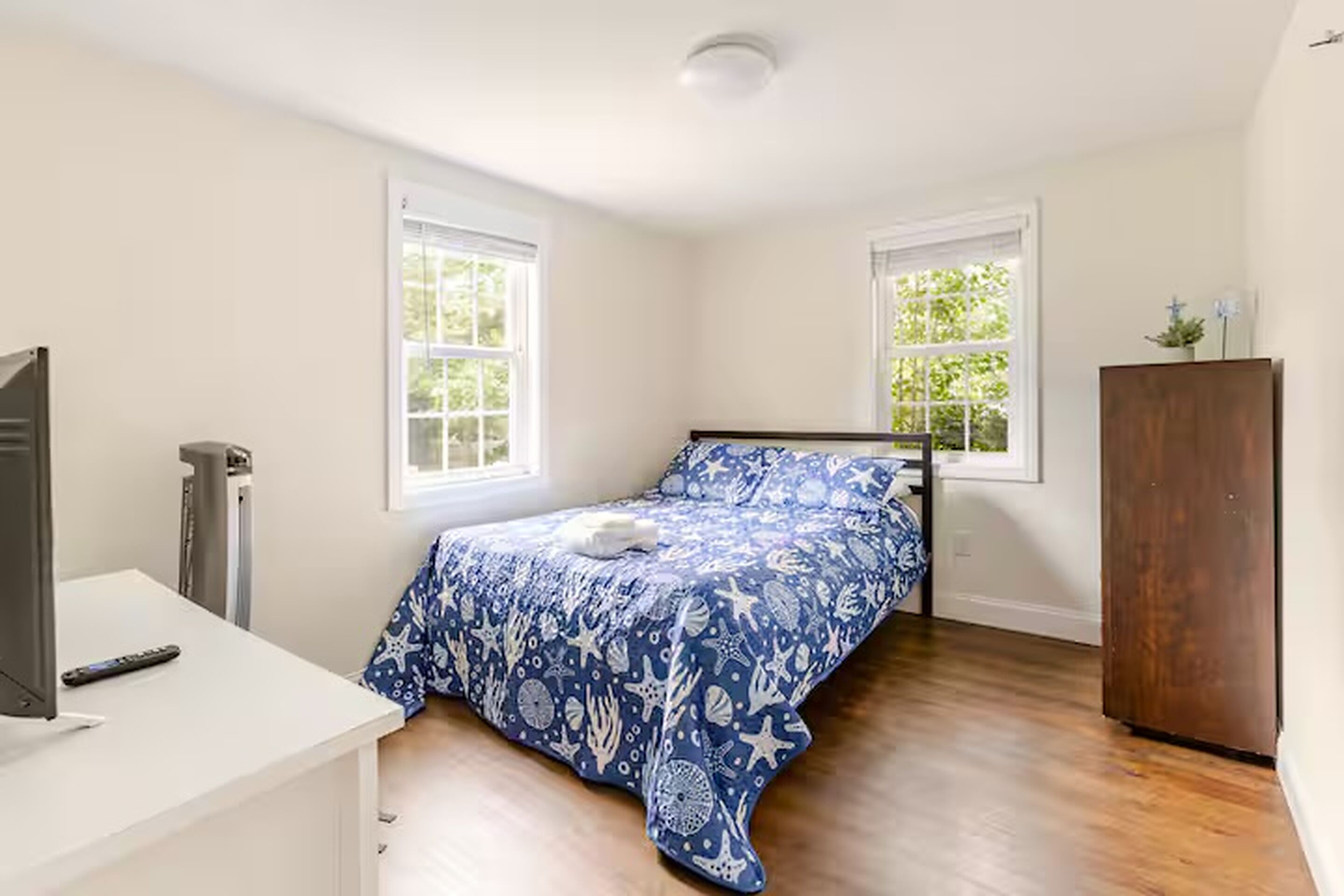 2 bedrooms, desk, iron/ironing board, WiFi (free)
