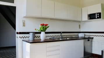 雪櫃、微波爐、焗爐、爐具