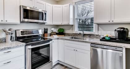 The Pine House: Unit A near 6th Ave, UPS, UW, and Point Ruston