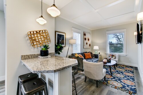 The Pine House: Unit A near 6th Ave, UPS, UW, and Point Ruston