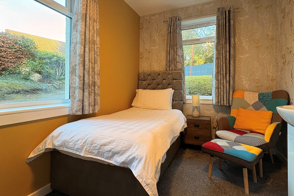 Basic Single Room, Shared Bathroom (Annex)