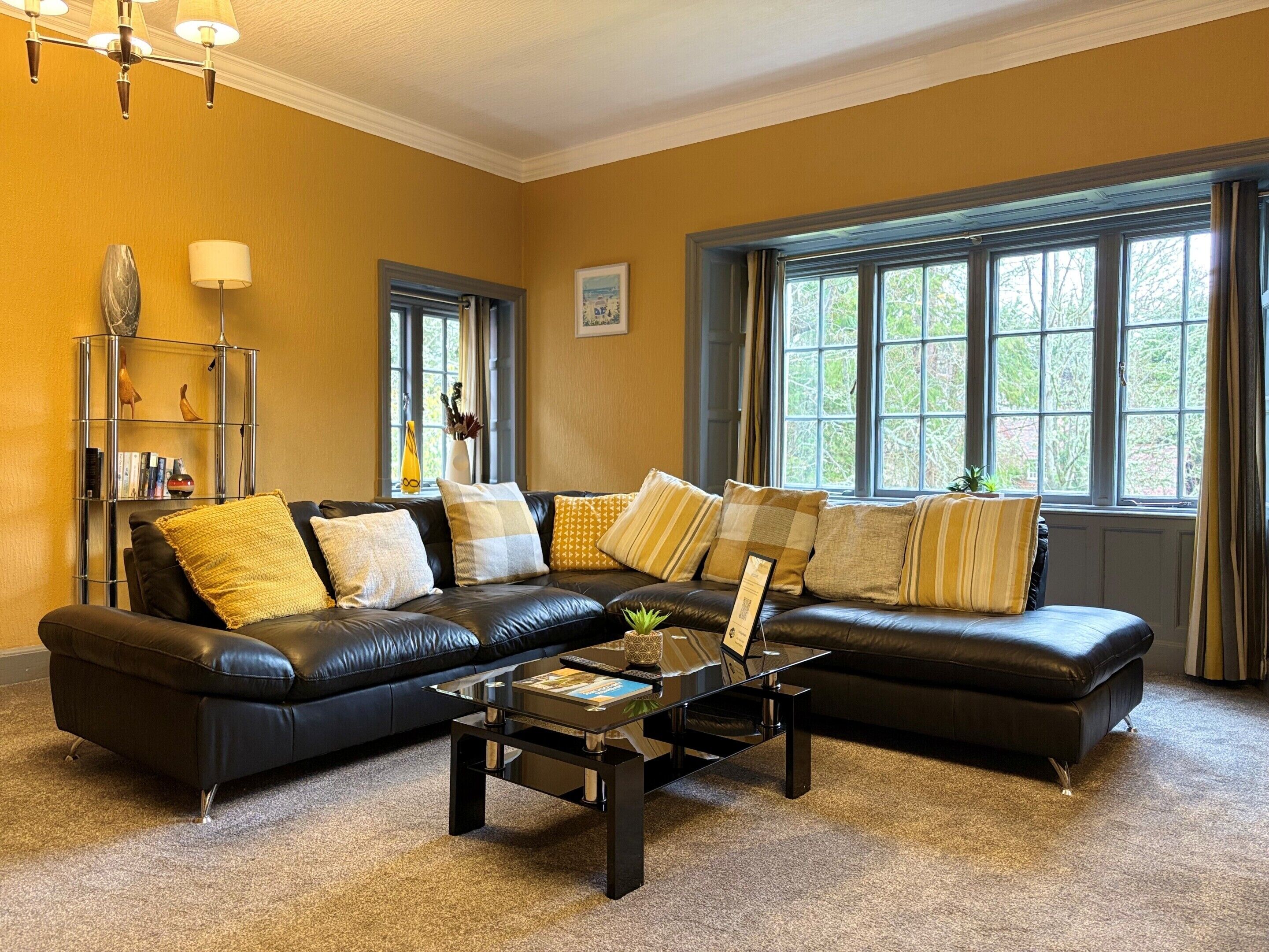 Luxury Apartment, Private Bathroom | Lounge