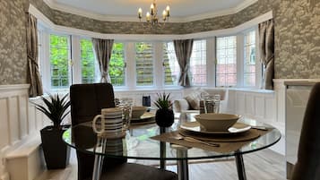 Superior Apartment, Ensuite, Garden View (Studio) | Tempat makan