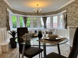 Superior Apartment, Ensuite, Garden View (Studio) | Dining