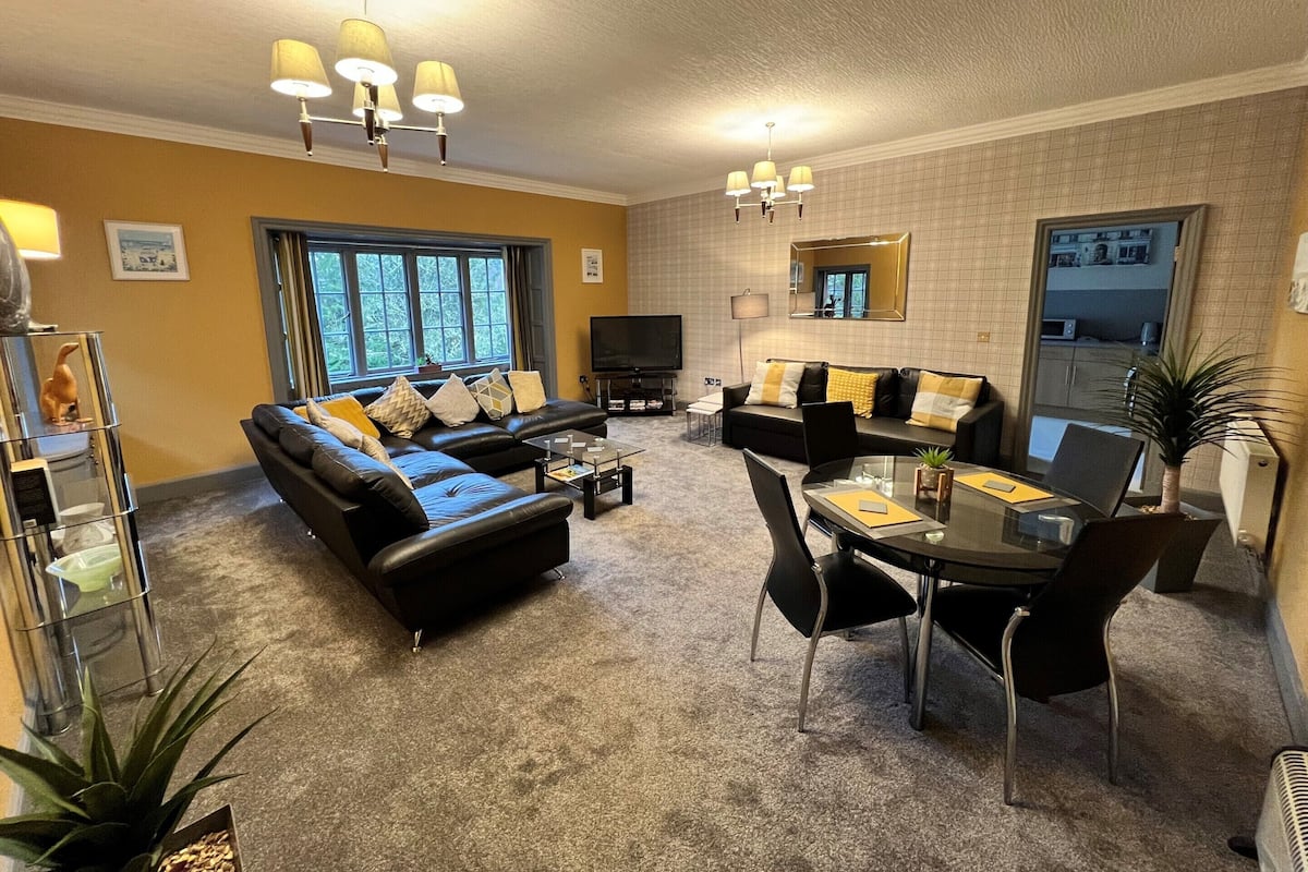 Luxury Apartment, Ensuite, Garden View (1 Bed) | Lounge