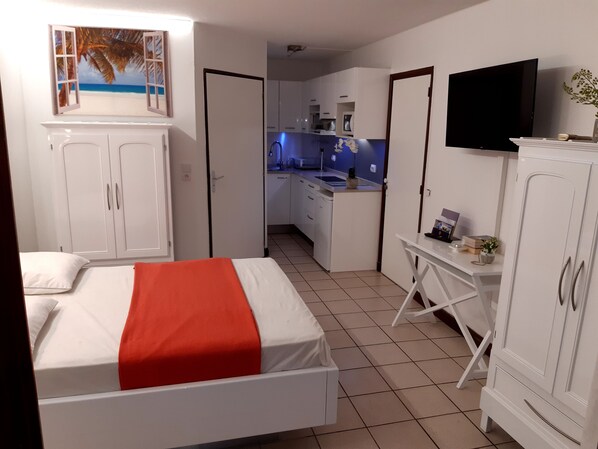 2 habitaciones, tabla de planchar con plancha, cuna de viaje y wifi 