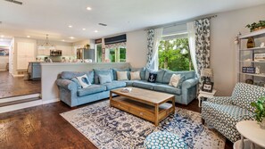 Smart TV, chimenea, reproductor de DVD y libros