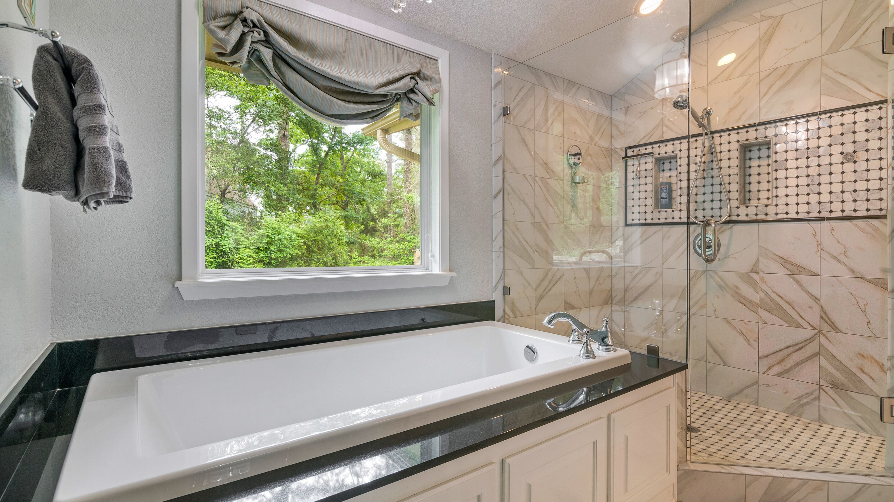 Combined shower/tub, jetted tub, hair dryer, towels