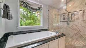 Combined shower/bathtub, jetted bath, hair dryer, towels