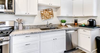 The Pine House: Unit B (near 6th Ave, UPS, UW, and Point Ruston)