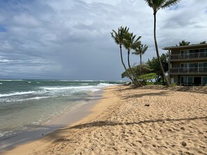 Plage, chaises longues
