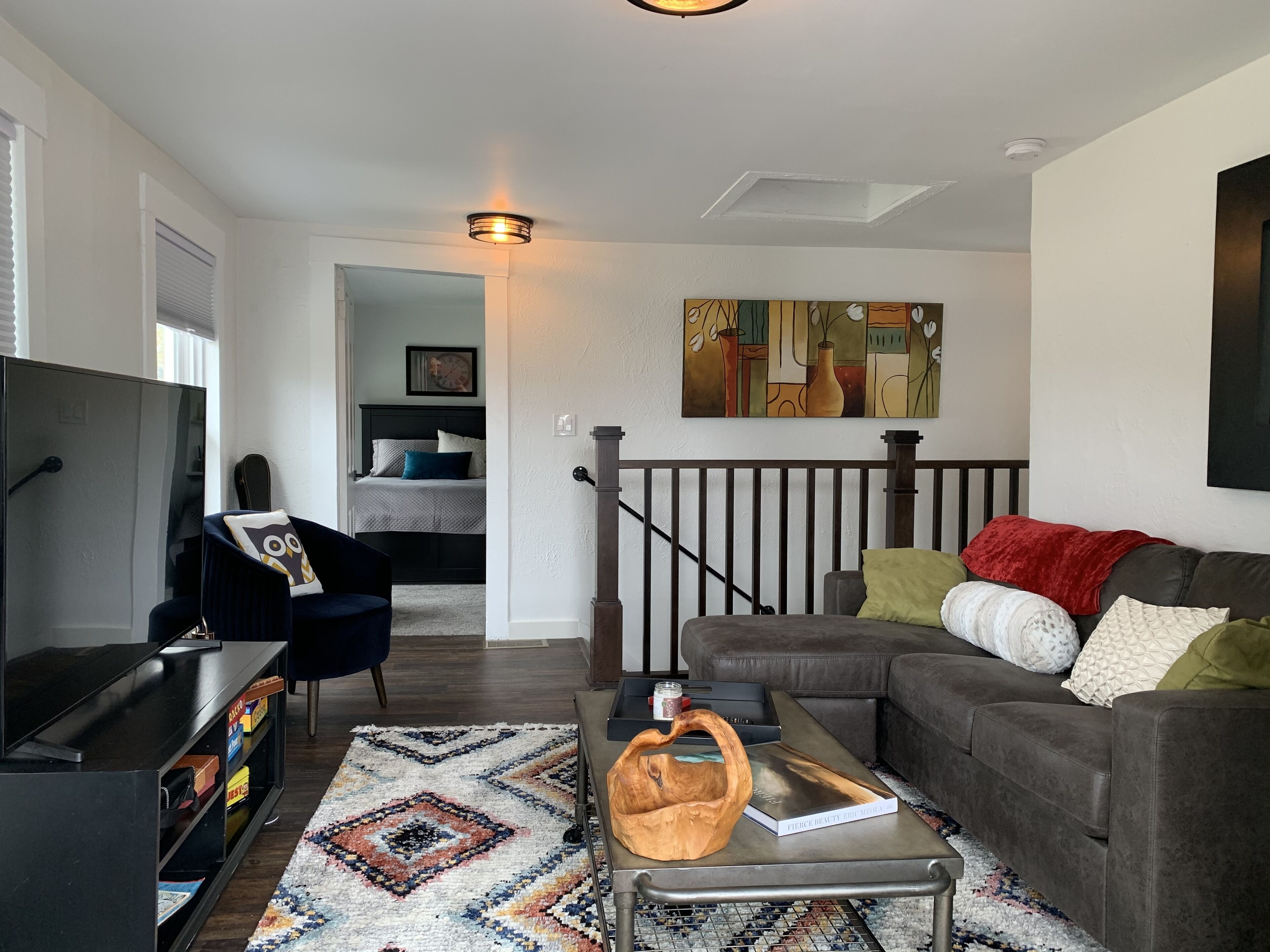 Smart-tv, een open haard, een stereo en een kantoor