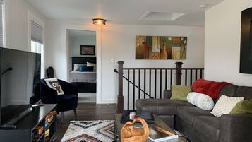 Smart TV, chimenea, estéreo y oficina