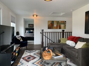 Een smart-tv, een open haard, een stereo en een kantoor