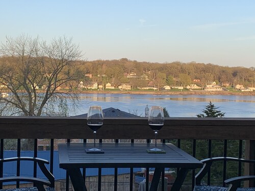 Mississippi River Views and Downtown LeClaire all in one!