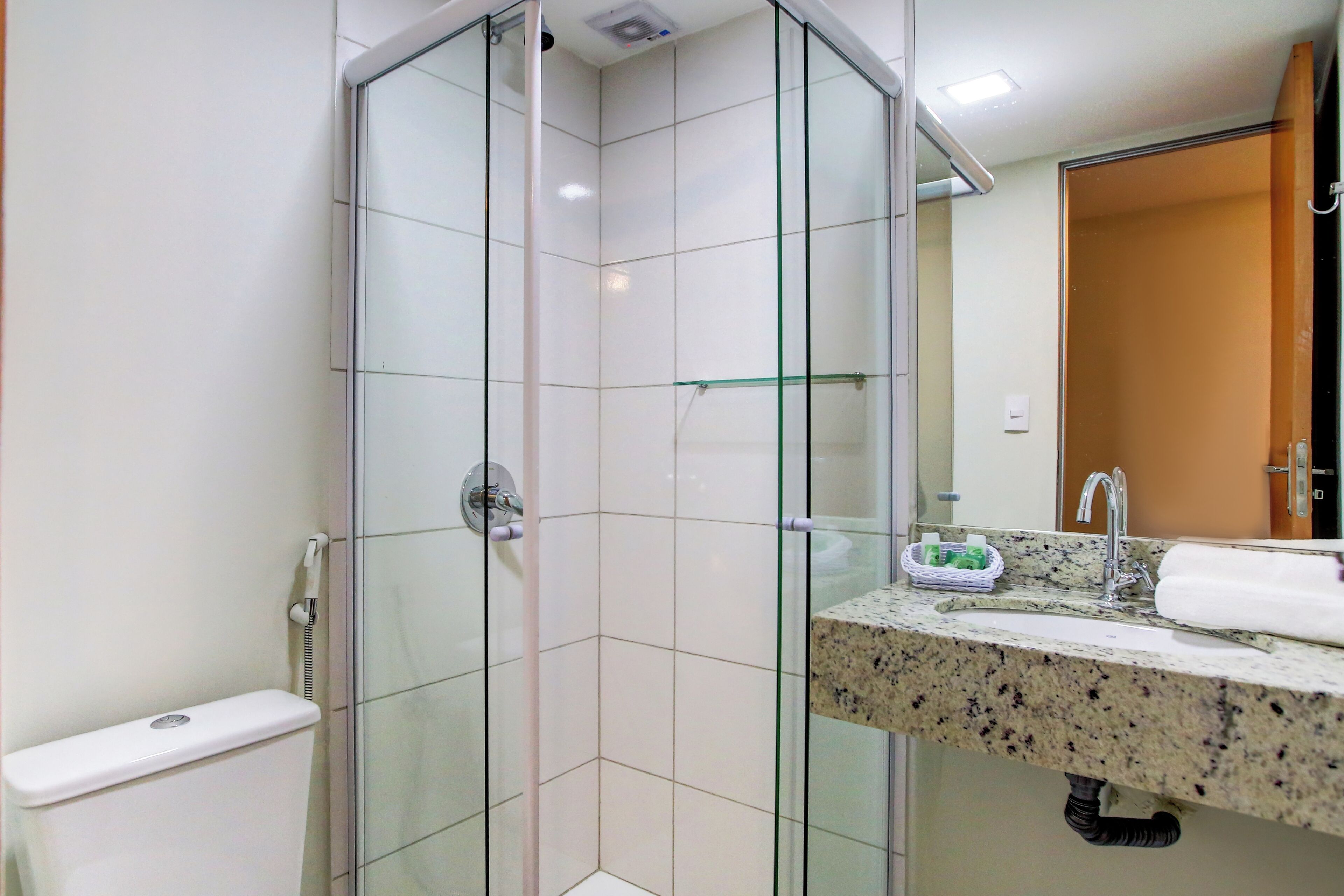Chuveiro, toalhas de banho, sabonete, shampoo
