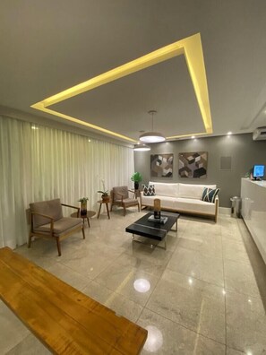 29-tums LCD-tv med kabelkanaler och tv