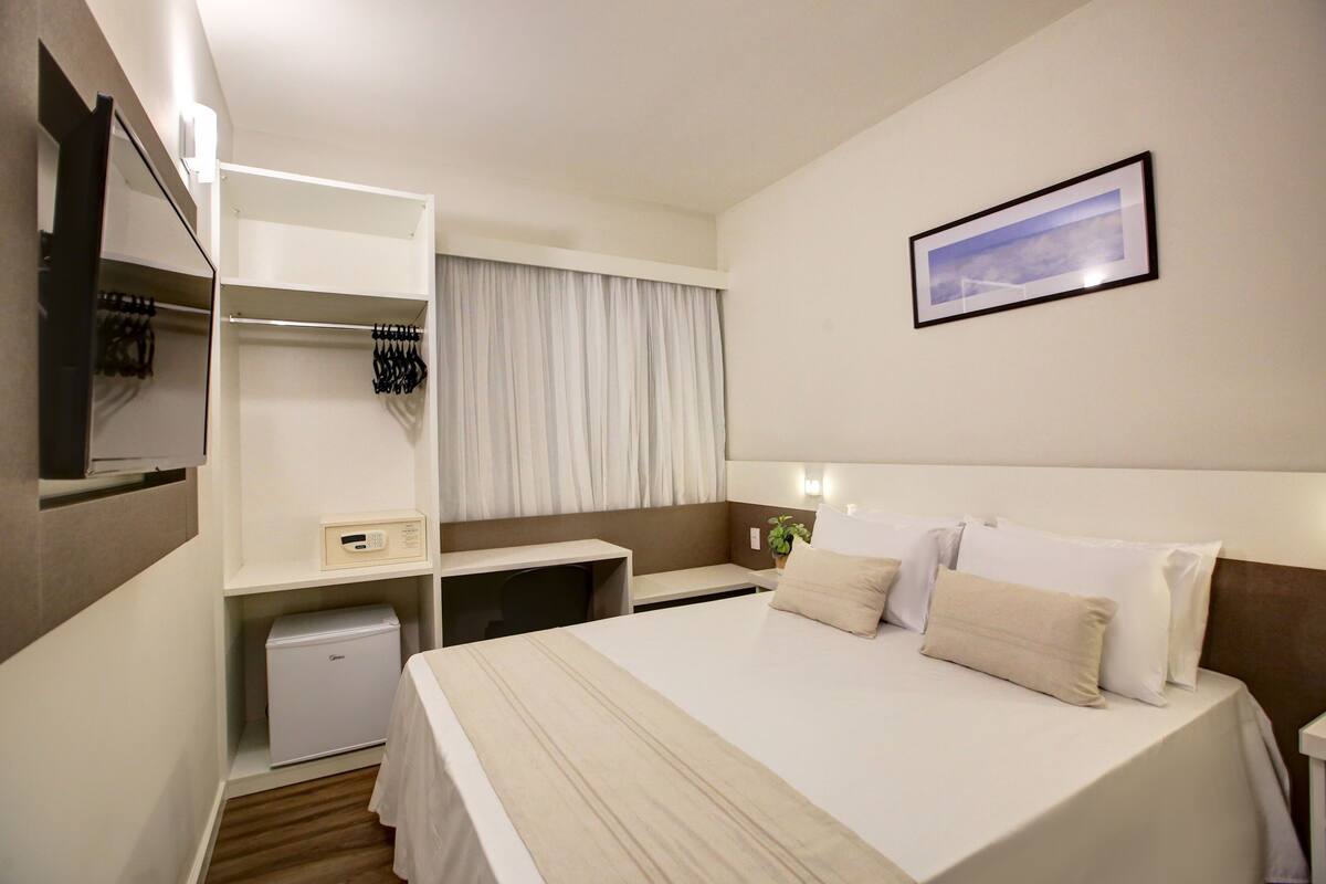 Quarto casal standard | Frigobar, escrivaninha, cortinas blackout, Wi-Fi de cortesia