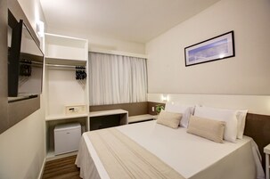 Quarto casal standard | Frigobar, escrivaninha, cortinas blackout, Wi-Fi de cortesia