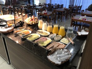 Café da manhã com buffet grátis todos os dias