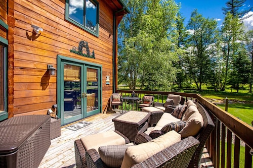 Gorgeous Home on 6.5 acres minutes from Whitefish!