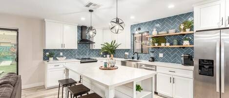 Kühlschrank, Mikrowelle, Ofen, Herdplatte