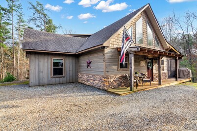 Cozy Blue Ridge Escape •Hot Tub•Fireplace-2 acres with covered porch/Fireplace