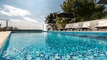 Piscina all'aperto, una piscina riscaldata
