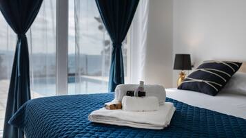 3 makuuhuonetta, tallelokero huoneessa, silitysrauta/-lauta