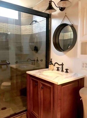 Dusche, Haartrockner, Handtücher, Seife