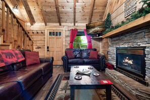 Smart TV, chimenea y libros 