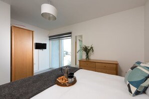 4 عدّة غرف نوم ومكتب ومكواة/لوح كي وسرير سفر