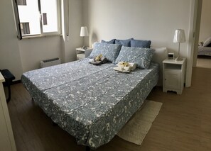 2 slaapkamers, een strijkplank/strijkijzer, beddengoed