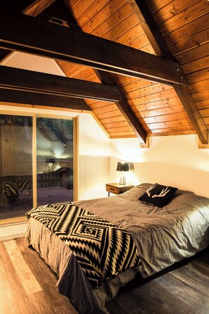 2 bedrooms, iron/ironing board, travel cot, free WiFi - Classic A-frame - Sleek Modern Interior (Whitefish)