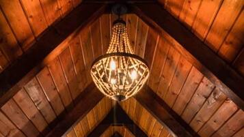 2 quartos, ferros/tábuas de passar roupa, berço de viagem