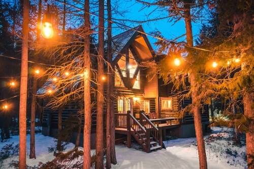 Riverfront Retreat – Close to Glacier, Skiing – Private Hot Tub – River Views