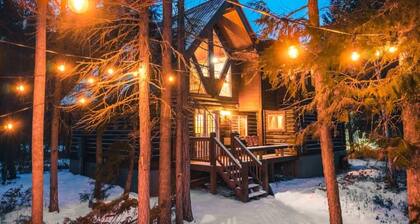 Riverfront Retreat â Close to Glacier, Skiing â Private Hot Tub â River Views