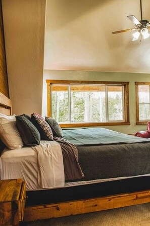 4 slaapkamers, een strijkplank/strijkijzer, reisbedje, gratis wifi