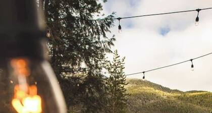 Riverfront Retreat â Close to Glacier, Skiing â Private Hot Tub â River Views
