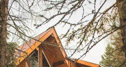 Riverfront Retreat – Close to Glacier, Skiing – Private Hot Tub – River Views