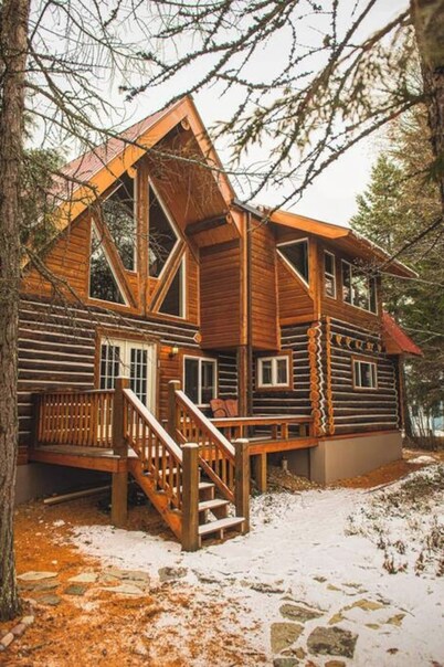 Riverfront Retreat – Close to Glacier, Skiing – Private Hot Tub – River Views