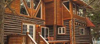 Riverfront Retreat â Close to Glacier, Skiing â Private Hot Tub â River Views