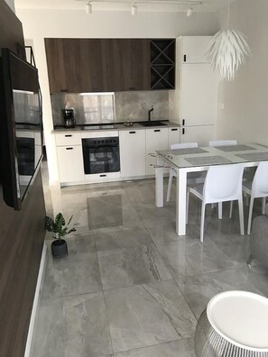 Fridge, oven, stovetop, dishwasher
